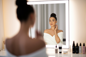 femme-dos-miroir-reflet-flou