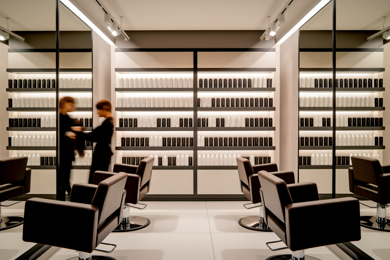 salon-coiffure-interieur-fauteuils-miroirs