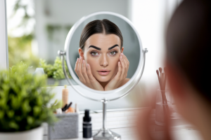 femme-sourcils-epais-regardant-miroir