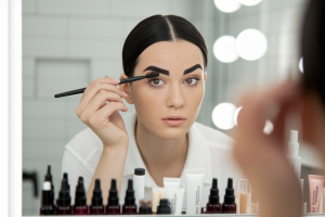 personne-sourcils-miroir-maquillage