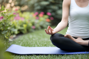 personne-meditant-tapis-yoga-jardin