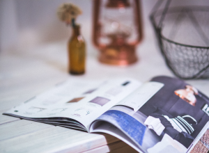 personne-yoga-silhouette-champ-herbe