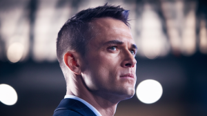 homme-profil-machoire-carree-contours-sculptes