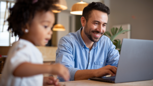 parent-table-ordinateur-enfant-interieur