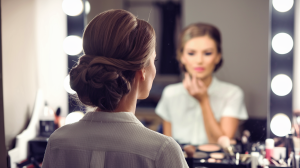 femme-coiffee-miroir-loge-glamour