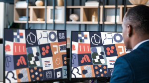 bureau-moderne-ordinateur-professionnel-etageres