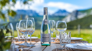 bouteille-eau-table-montagnes-ciel