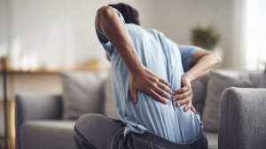 personne-dos-canape-douleur-salon