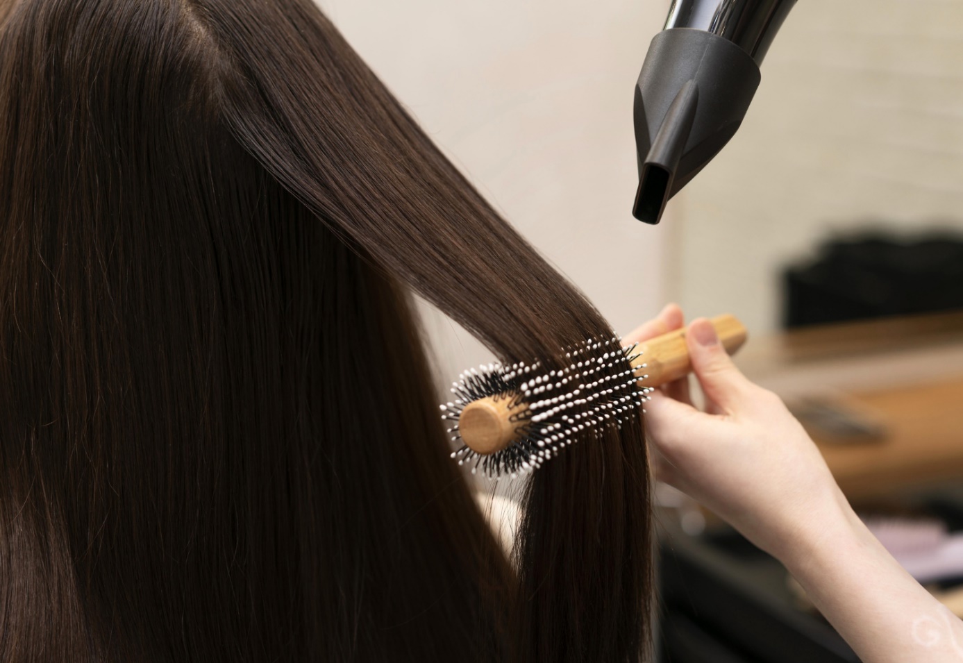 Lissage à domicile : comment choisir une prestation douce et respectueuse de vos cheveux