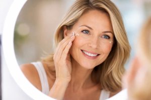 femme-miroir-reflet-souriante