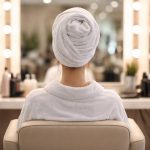 femme-salon-coiffure-serviette-cheveux