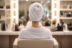 femme-salon-coiffure-serviette-cheveux