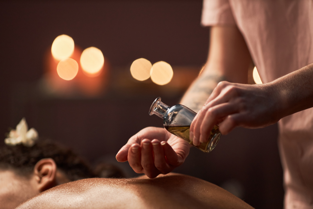 Massage en amoureux : comment bien choisir son huile pour une soirée réussie
