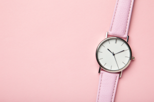Montre bracelet cuir et montre or rose : deux essentiels élégance et bien-être