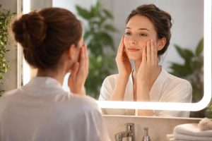 Bouche Tombante : Comment la Relever Naturellement ?