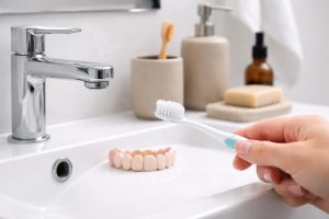 evier-moderne-main-brosse-dents