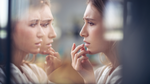 Œdème après Injection Acide Hyaluronique Lèvres : Que Faire ?