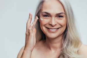 Taches brunes : comment bien choisir sa crème anti tache visage