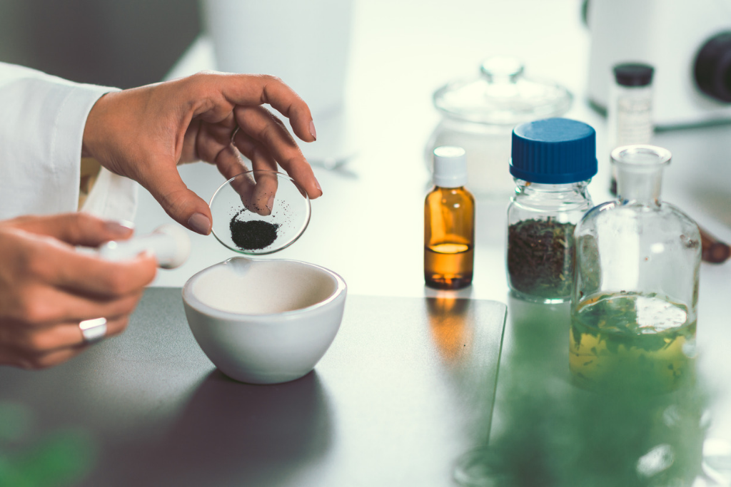 Schéma de l'hydrogénation du THC menant au HHC puis au 10-OH-HHC
