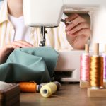 Créer sa propre mode : pourquoi la couture séduit de plus en plus les passionnées de vêtements ?