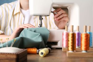 Créer sa propre mode : pourquoi la couture séduit de plus en plus les passionnées de vêtements ?